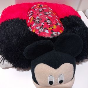 Disney's Mickey Mouse Pillow Pals light. Works. Batteries included.